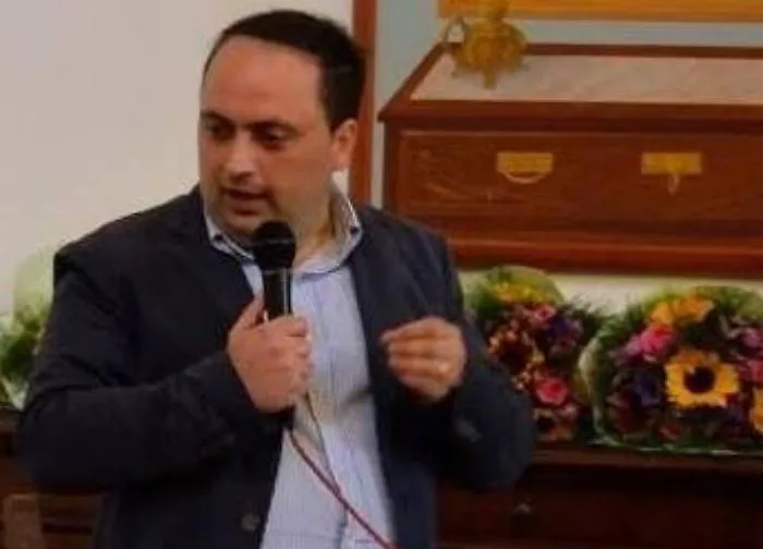 Mandanici, forte boato nella notte: bruciata l'auto di ex sindaco