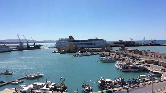 Affonda motopesca, immediate operazioni per la salvaguardia del mare