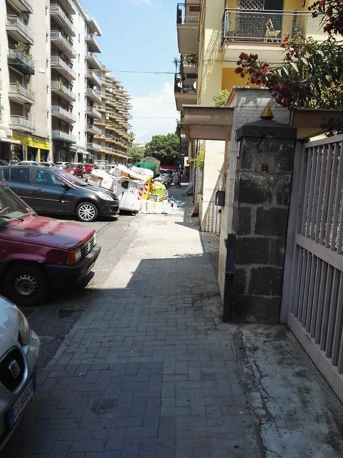 Catania: strada colma di spazzatura. 