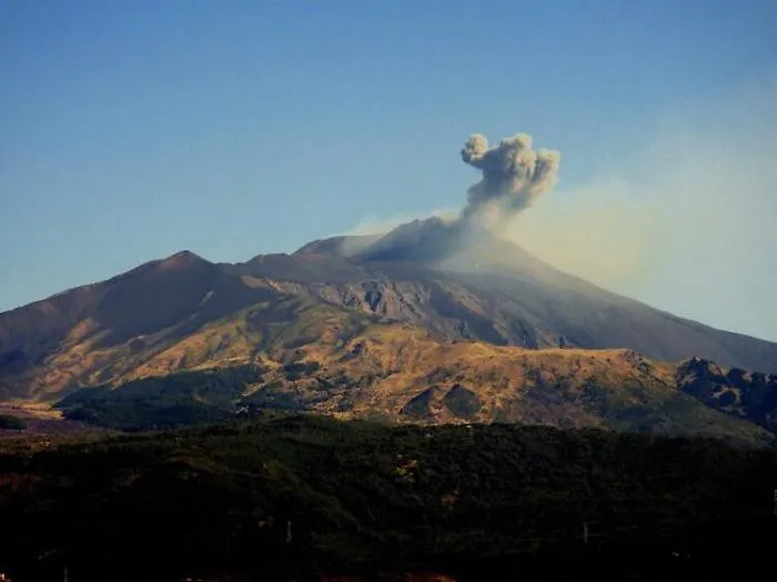 Etna, eruzione da una nuova frattura:la Protezione civile alza livello di allerta