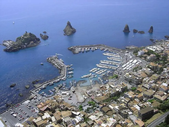 Turismo in Sicilia, gli effetti collateraliche "scuotono" Aci Trezza e Marzamemi