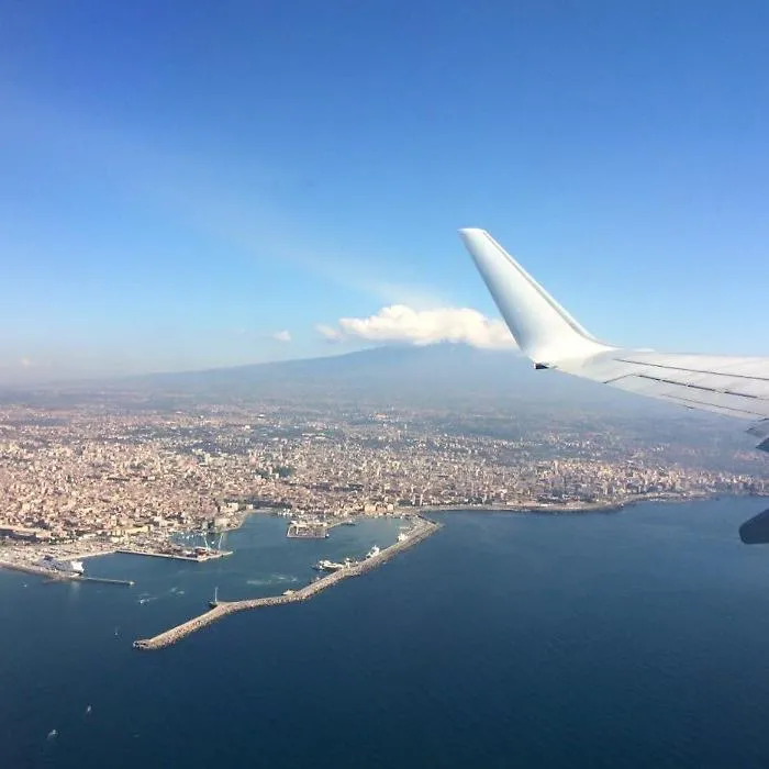 Si attena l'attivit&agrave; dell'Etna, l'aeroporto di catania riapre gli spazi aerei