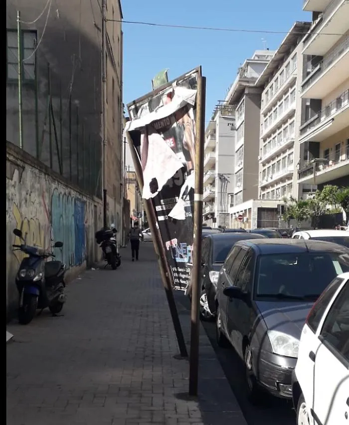 Catania, via Pola: tabellone pubblicitario pericolante