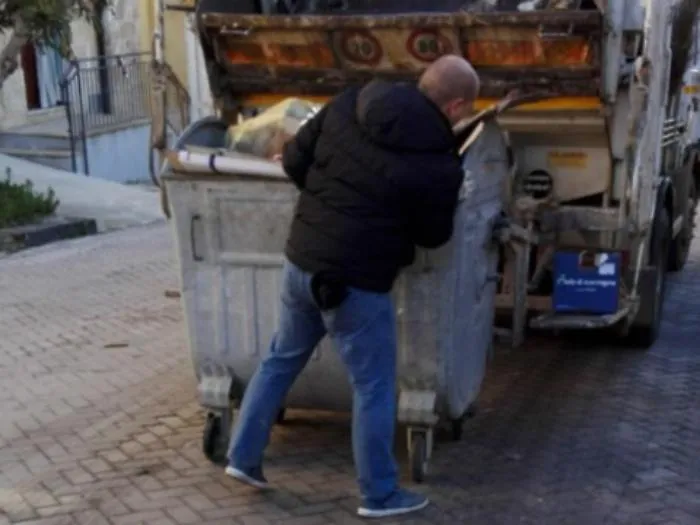 Villalba: manca operaio e l'assessore svuota i cassonetti dei rifiuti