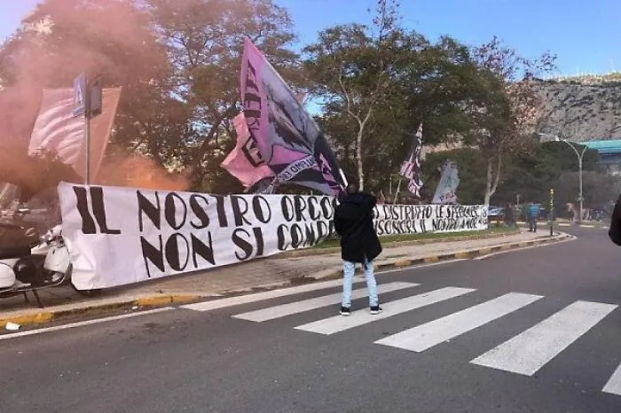 Serie A: giocatori del Palermo contestati, interviene la Digos