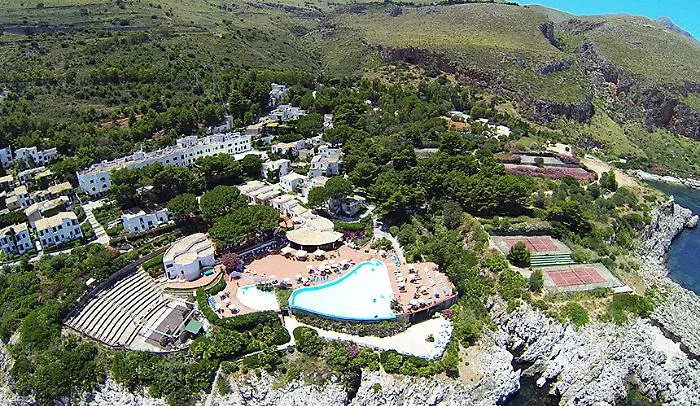 Si sente male mentre nuota: turista veneto muore nel villaggio di Calampiso