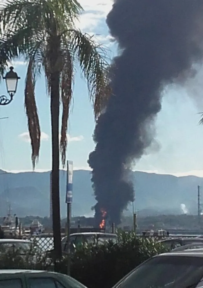 Milazzo, incendio alla raffineria, la colonna di fumo visibile dalle Eolie