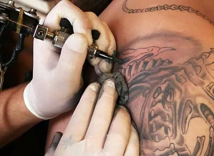 Catania, pagava i dipendenti 2,27 euro l'ora: denunciato titolare di un negozio di tatuaggi