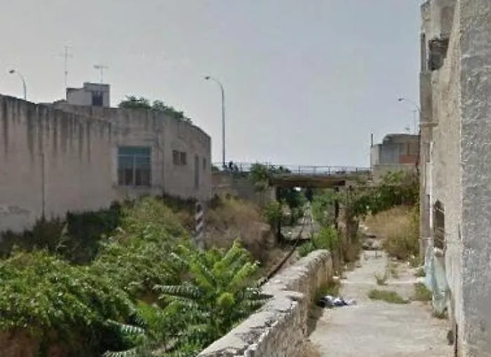 Marsala, di getta sotto un treno, macchinista se ne accorge e frena