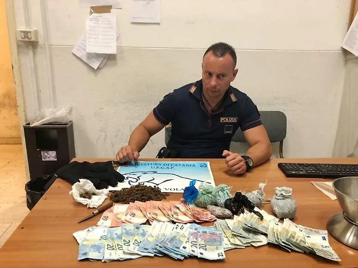 Spacciava skunk nelle strade della movida, gambiano arrestato a Catania