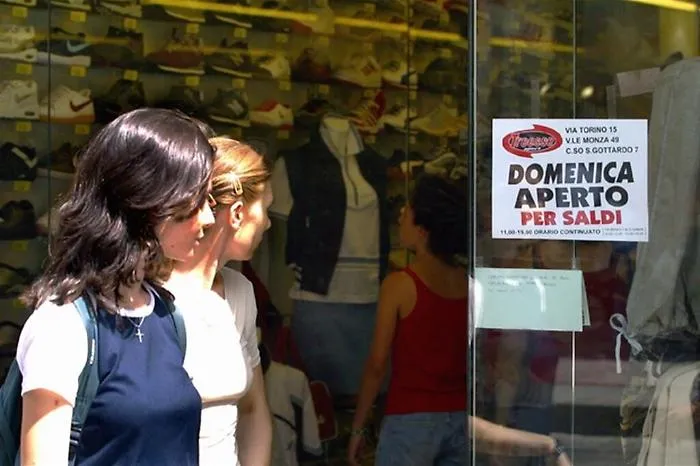 Negozi chiusi la domenica? La proposta che divide: in Sicilia 1 su 4 al lavoro nei festivi