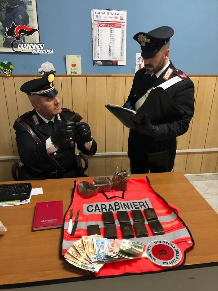 Rosolini, padre e figlio diciassettenne avevano 1 kg di hashish a casa