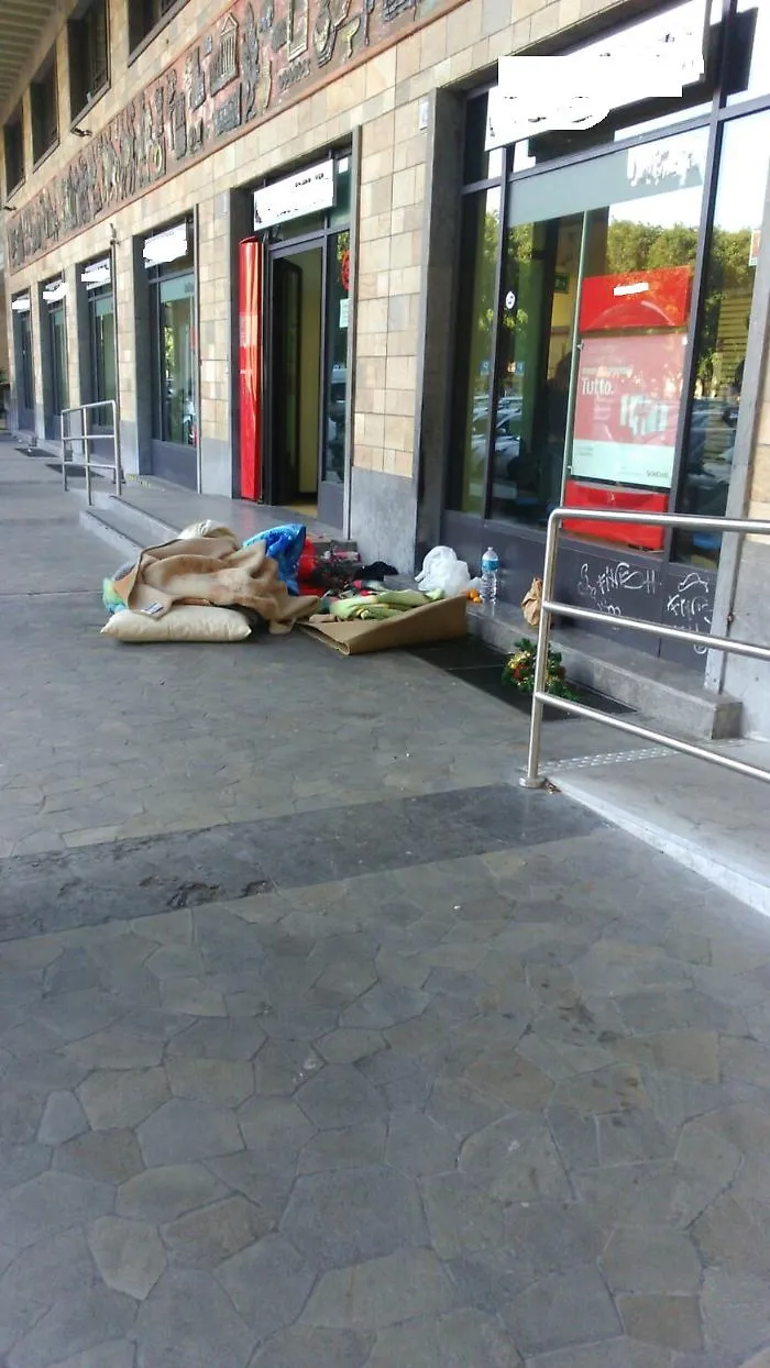 Catania, Piazza Verga: senzatetto si rifugia davanti la "casa dei soldi"
