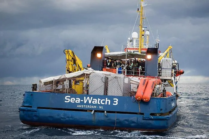 Migranti in mezzo al mare, appello anche dal Papa. Ma Salvini: &laquo;Porti chiusi&raquo;