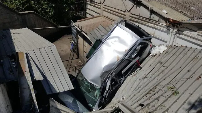 Sfonda guard rail sulla A20 e piomba con l'auto dentro un'officina: sfiorata strage
