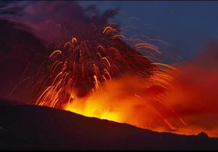 Fontane di lava e cenere, &egrave; show dell'Etna con stop e poi ripartenza del traffico aereo