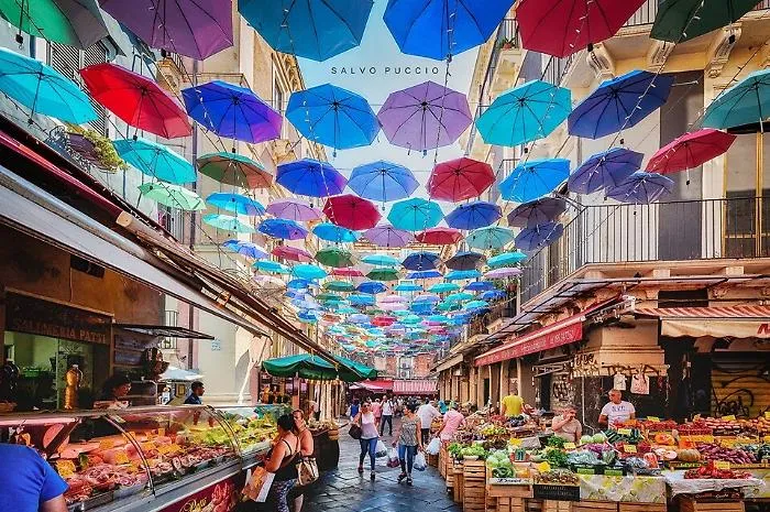 Catania, ombrelli colorati sul cielo della Pescheria: la foto diventa virale
