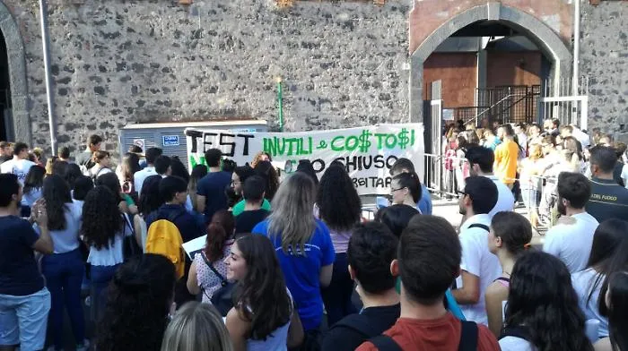Catania, la protesta degli studenti&laquo;Stop facolt&agrave; a numero chiuso&raquo;