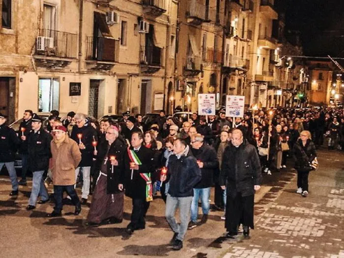 Caltagirone, in cinquemila alla fiaccolata per Patrizia e contro i femminicidi