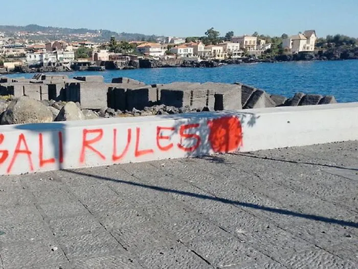 La piazzetta di Ognina ancora sfregiata dallo spray degli pseudotifosi
