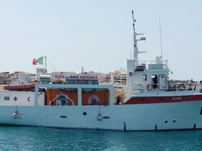 &laquo;Qui non ci vogliono&raquo; e la nave ospedale lascia Lampedusa