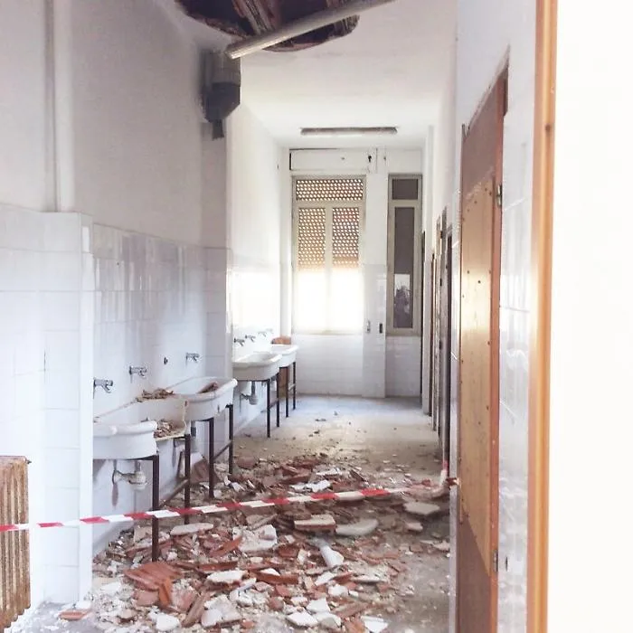 Crolla soffitto del bagno Al "Fermi" paura e nessun ferito