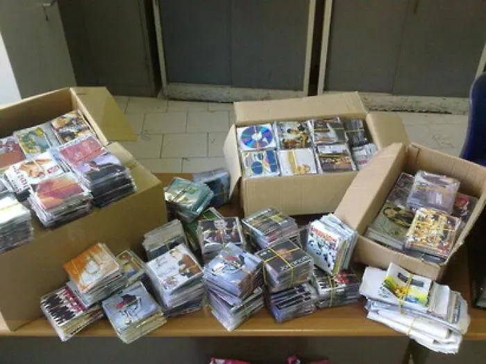 Controlli al mercato di San Michele, sequestro materiale contraffatto