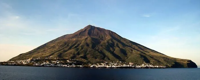 Stromboli invasa da turisti, allarme del parroco: &laquo;Garantita sicurezza?&raquo;