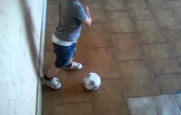 Cade da capannone tentando di recuperare pallone: bambino ferito