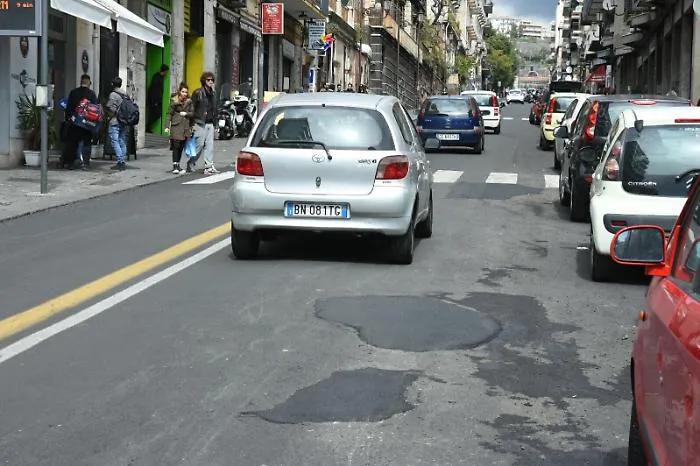 Catania, nella parte alta di via Etnea cede alla pioggia il "nuovo" asfalto   
