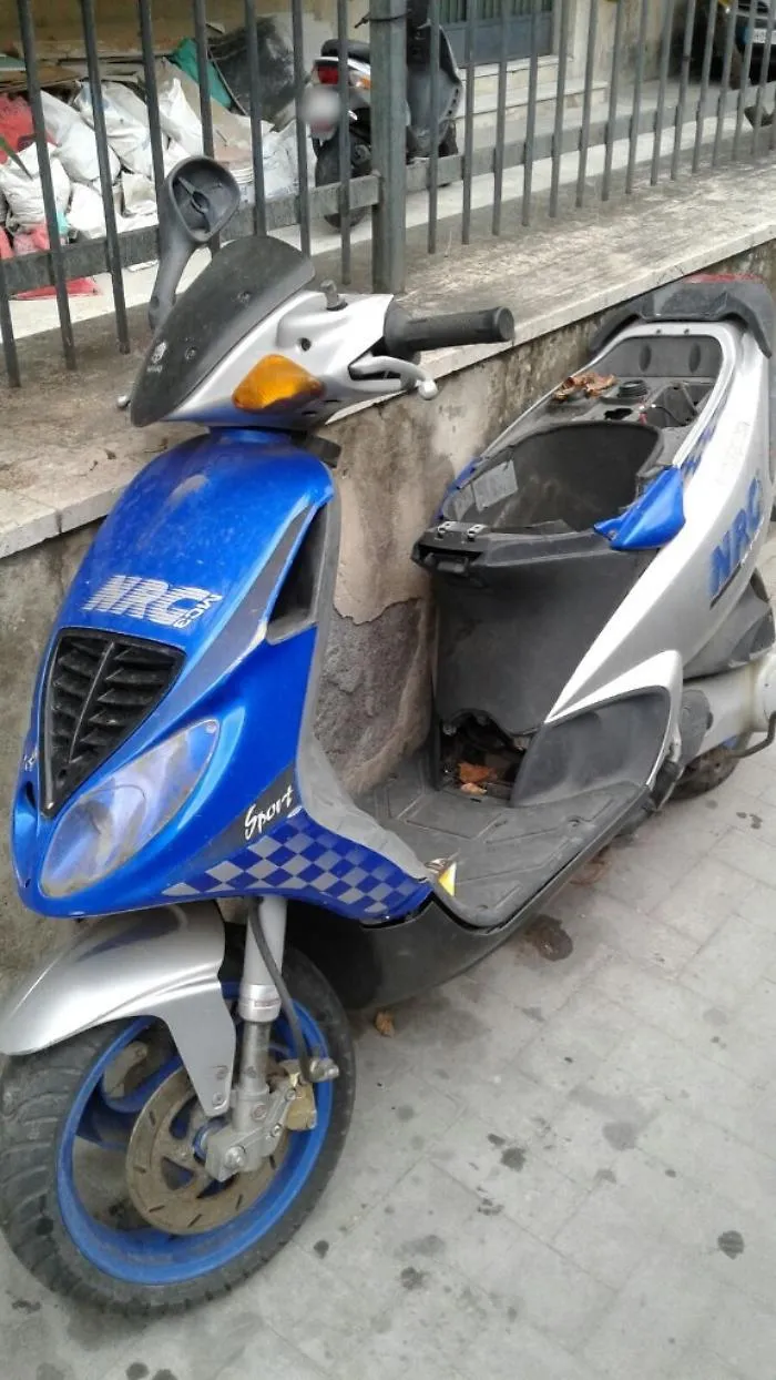 Motorino abbandonato da pi&ugrave; di anno in via Quieta a Catania