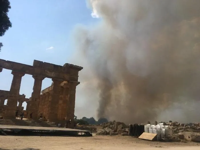 Incendio in una vasta area del parco archeologico di Selinunte: in fumo 40 ettari