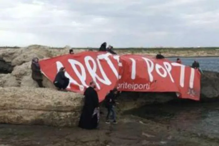 Mare Jonio, anche il parroco sul molo, esposto striscione: &laquo;Aprite i porti&raquo;