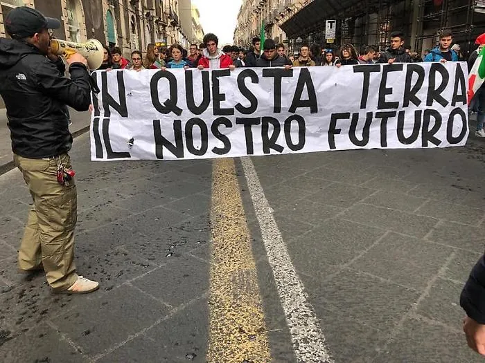 Catania, studenti di destra in corteo per il Tricolore e per il giovane aggredito dai collettivi di sinistra