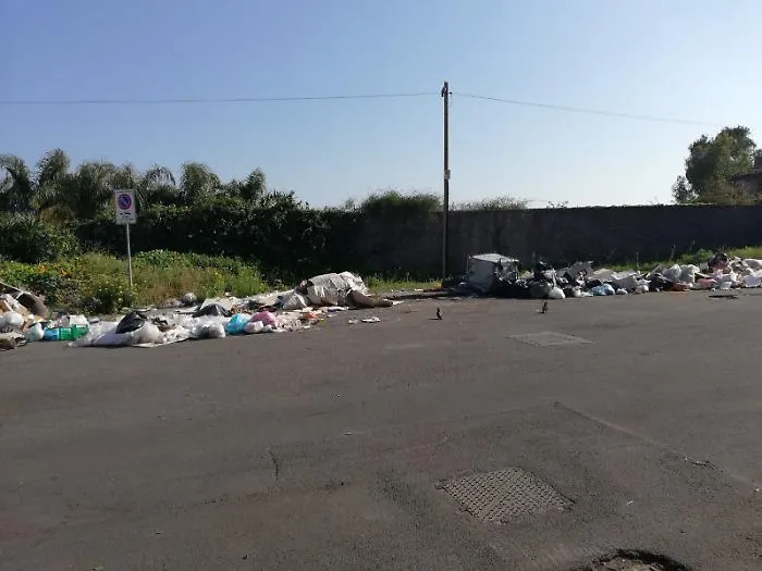 Catania: perdura la mancata raccolta dei rifiuti in Via del Roveto