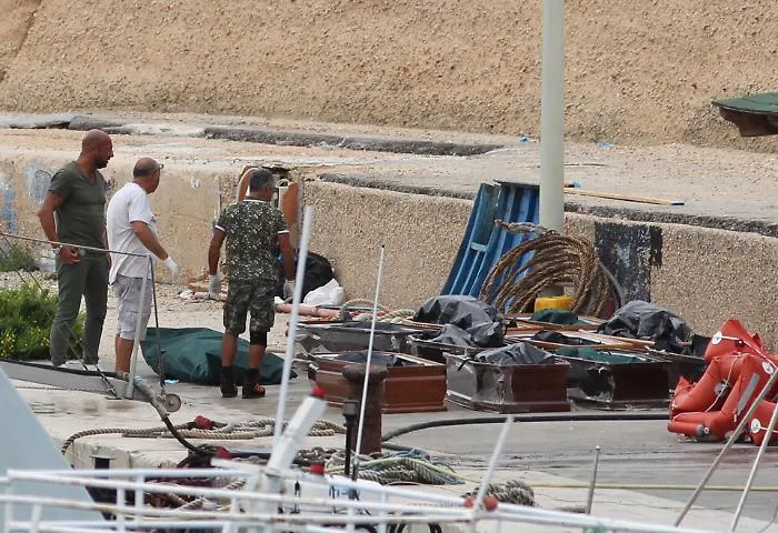 Lampedusa, la strage di donne e bambini: &laquo;Basta raccogliere morti che galleggiano&raquo;