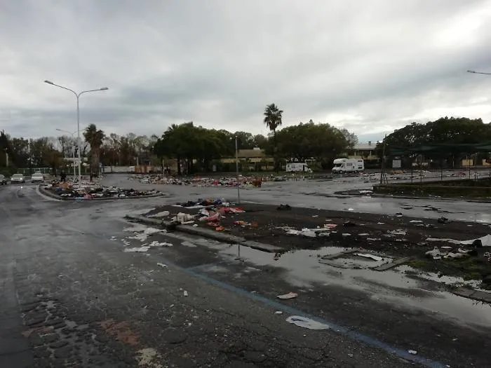 Catania, il mercatino delle Pulci lascia cumuli di rifiuti: il Comune lo sospende