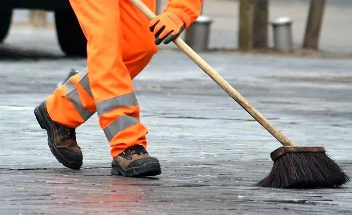 Catania, timbra e torna a casa prima di finire il turno: netturbino denunciato