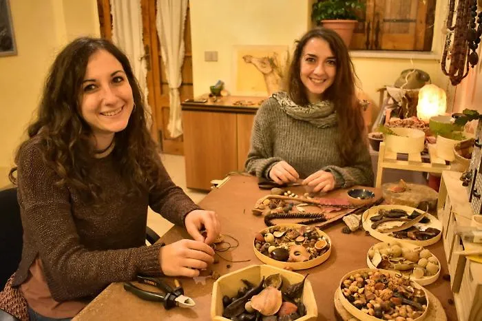 Nei boschi di Castelbuono la "miniera" di Ambra e Debora  per i loro eco-gioielli 