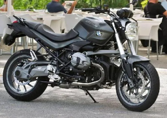 Catania, ruba una grossa moto e mette catena per paura dei ladri