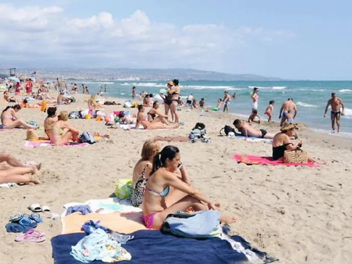 Balli, tende, barbecue e comitive i tanti volti del Ferragosto in citt&agrave;