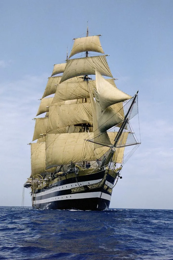 L'Amerigo Vespucci approda a Messina a bordo seminari e visite guidate