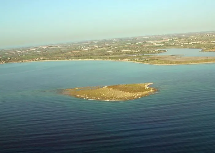 Siracusa, in 70 sbarcano sull'isolotto di Vendicari
