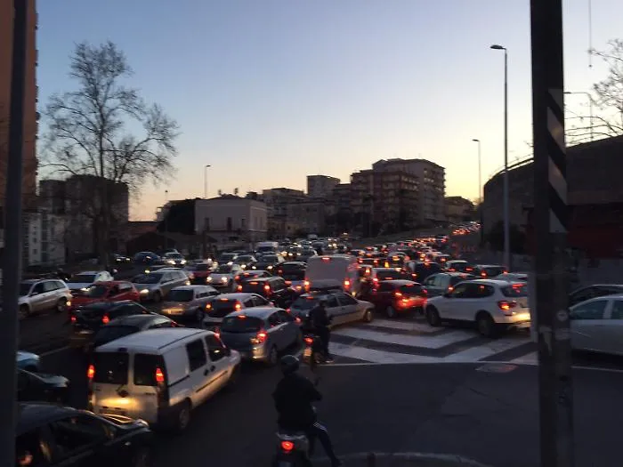 Tondo Gioeni, traffico in tilt per la "fontana" sul muraglione