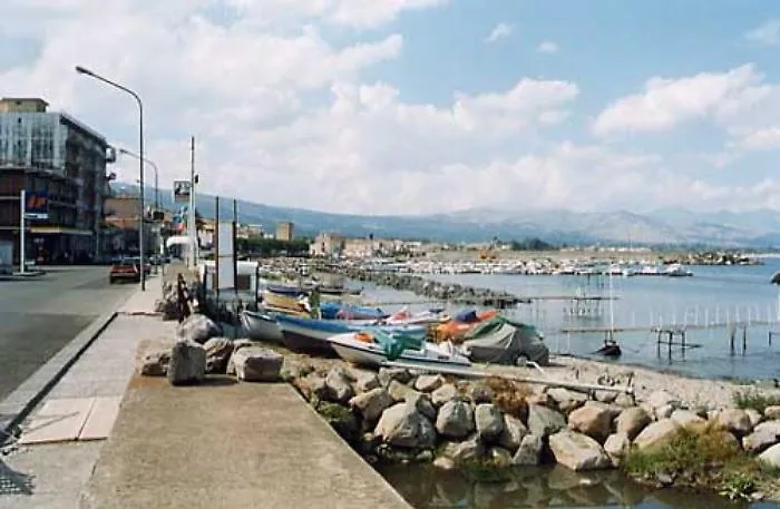 Violentata sul lungomare di Riposto, arrestato un aguzzino, caccia all'altro