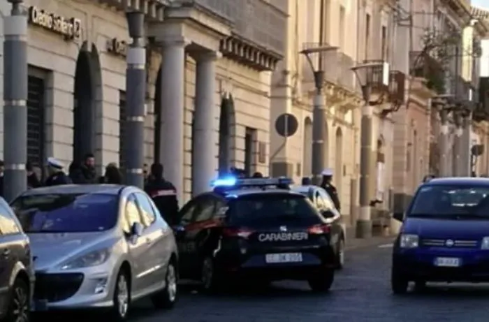 Riposto, tentato di scippare l'incasso a un commerciante ma lui reagisce