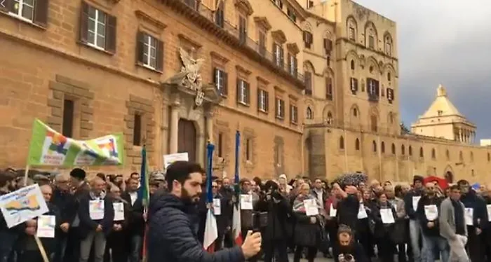 Nel giorno dei rifiuti, davanti all'Ars la protesta del Comitato No Discarica ad Agira