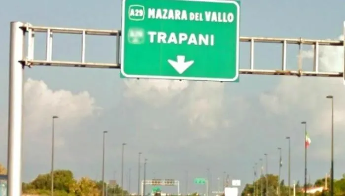 Fuoristrada invade corsia opposta sulla A29: 4 feriti tra cui un bambino