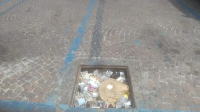 Catania, Corso Sicilia: tombino senza grata usato come pattumiera