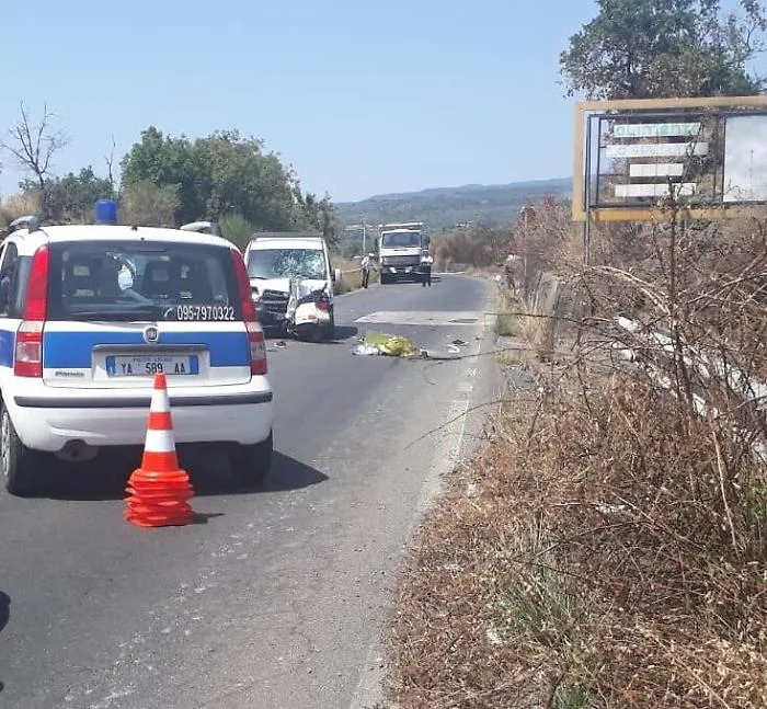 Scontro frontale tra una Vespa e un furgoncino tra Patern&ograve; e Ragalna: muore 17enne